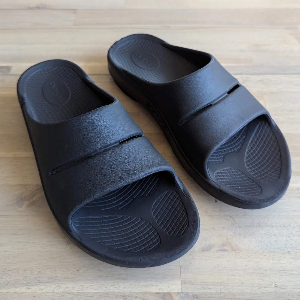 OOFOS Ooah‎ Slide Sandals (Men's 9, Women's 11)